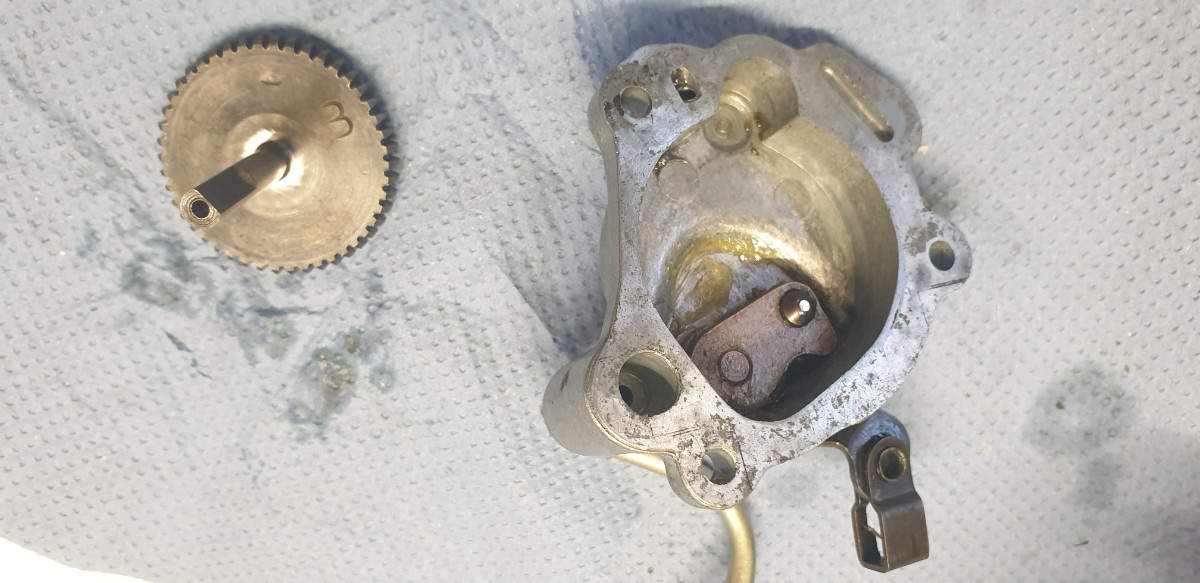 20240704 - Vespa Ölpumpe Deckel innen.jpg