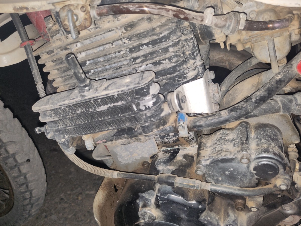 Schrauben am limadeckel und Halterung am Steuerkettenspanner. Geht sicher eleganter, hält aber so sehr gut