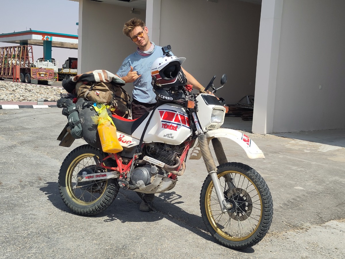 Ready für's Empty Quarter. Sprit hab ich genug, aber die 20l der 350er wurden knapp. Es hatte gestern 37° - im Mai ist es wohl heißer hier.